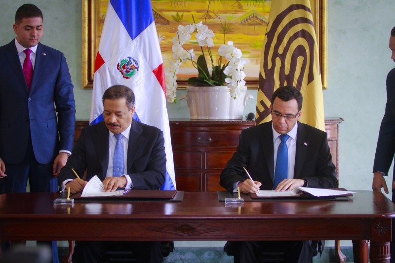 JCE y Cancillería firman acuerdo; dominicanos en el exterior recibirán servicios registro civil y cedulación donde haya un consulado RD
